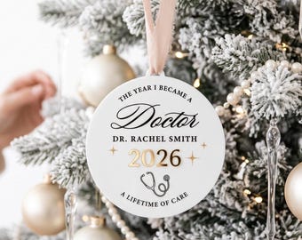 Kerstbal 'Het jaar dat ik dokter werd' 2026 | Gepersonaliseerd kerstornament voor afstuderen 2026 | Cadeau