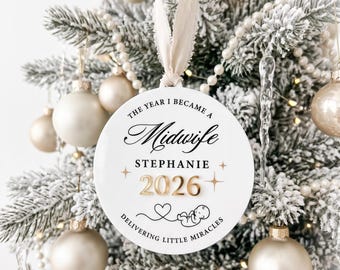 Kerstbal met de tekst "Het jaar waarin ik verloskundige werd" 2026 | Gepersonaliseerd kerstornament voor afstuderen als verloskundige | Cadeau en aandenken