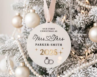 Kerstbal 'Mrs & Mrs First' 2026 | Gepersonaliseerd kerstornament | Cadeau voor een huwelijk tussen personen van hetzelfde geslacht | LGBTQ-herinnering