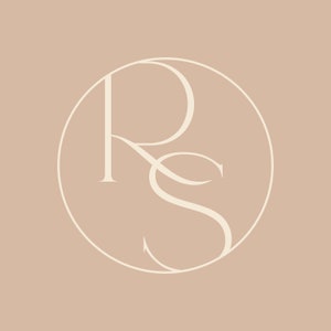 Könnte beinhalten: Ein weißes Monogramm-Logo mit den Buchstaben "R" und "S", die ineinander verschlungen sind, in einem Kreis auf einem hellbraunen Hintergrund.