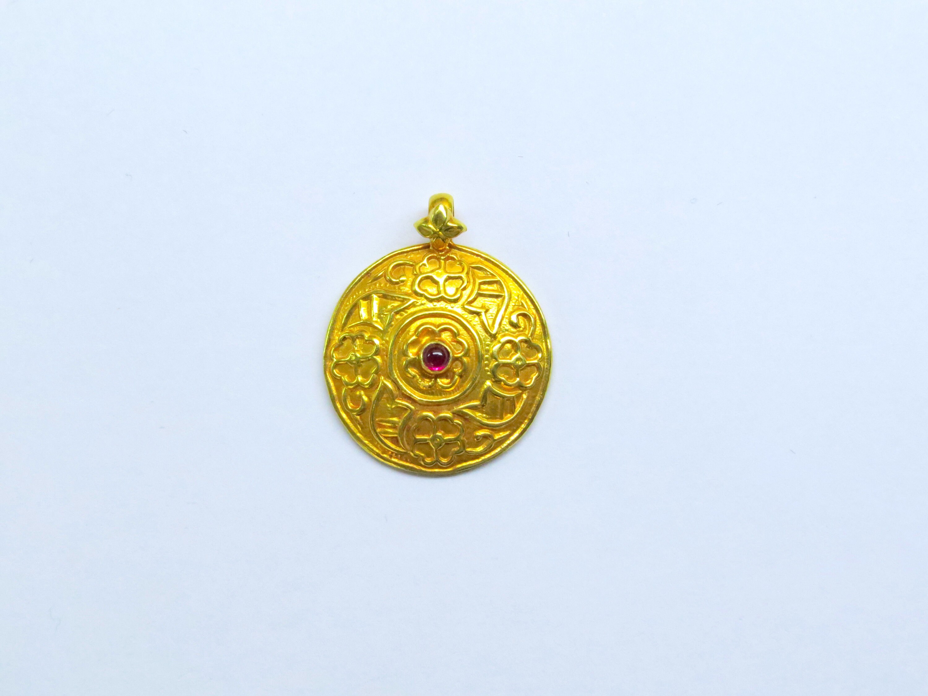 Gorgeous 18k Solid Yellow Gold Charms Pendent Studded with Hydro Stones Amazingly handcrafted Charms in 18k Solid Gold Sold By 1pcs