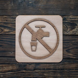 Houten bord &quot;Tapwater is not Drinkable&quot; voor hotel, Airbnb, restaurant, openbare ruimte, bord drink niet, grafisch bord