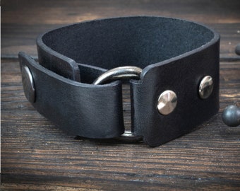 Zwarte leren herenarmband met metalen ring