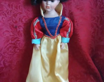 Vintage. Porcelain Snow White