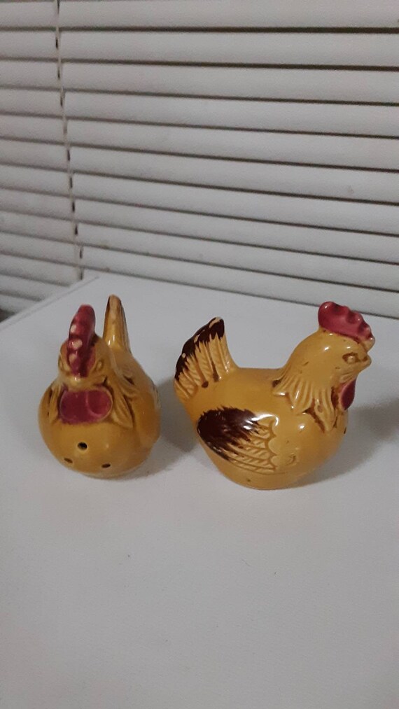 Vintage Ceramic Brown and White Hen Chicken Salt and Pepper Shakers Set with Rubber Stoppers