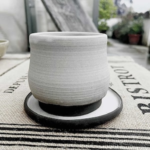 Black stoneware cup for tea or a creamy cappuccino, entirely handmade, to give as a gift or to make us a gift.