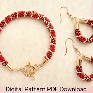 Pode incluir: Pulseira e brincos de contas vermelhas e douradas. A pulseira tem um fecho de correr. Os brincos são de argola com fecho de gancho. Download de padrão digital PDF.