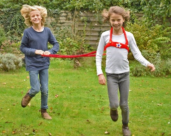 Pferdeleine Filz 100% Wolle, Pferdchenspiel, Bewegungsspiel, Rollenspiel für Kinder ab 3 Jahren - rot mit Blüte