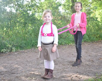 Pferdeleine Filz 100% Wolle, Pferdchenspiel, Bewegungsspiel, Rollenspiel für Kinder ab 3 Jahren - pink mit Blüte