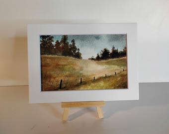 オリジナルの5インチ×7インチの水彩画「丘の斜面」。マット付きで額装済み。小型絵画