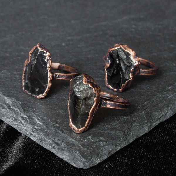 Ruwe zwarte obsidiaan ring Koper geëlektroformeerde ring Donkere mori meisje sieraden Hekate sieraden Boho goth ring