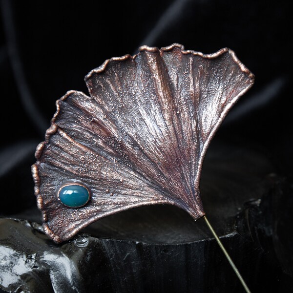 Real ginkgo leaf lapel pin with green agate Elegant brooch Dark academia style jewelry Metal leaf unisex boutonniere