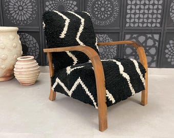 Handmade Moroccan Black and White Wool Chair - Modern Beni Ourain Accent Chair with Natural Wood Frame - Moroccan Wood Armchair Gift