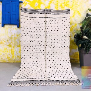 Minimalist Beni Ourain Rug 4.6 ft x 8.3 ft - Handwoven Moroccan Wool Carpet - Black Dots on Cream White Berber Rug 4x8