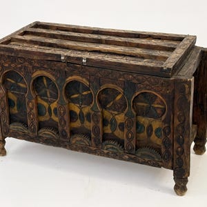 Hand Carved Walnut Chest With Key, Hope Chest, Ottoman Storage Box, Large Treasure Chest, Wooden Engraved Blanket Chest, Trunk Coffe Table