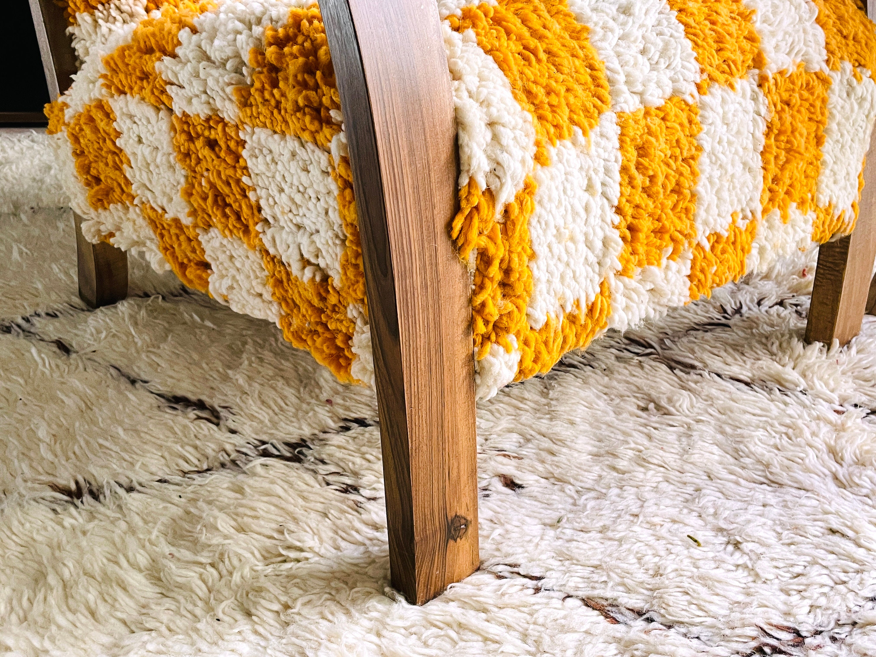 ミッドセンチュリーの木製セッセル、モロッコのキリムラグアームチェア