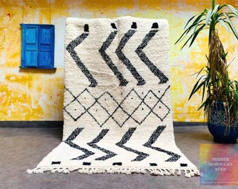 ALFOMBRA MARROQUÍ HECHA A MANO - Alfombra marroquí de lana Beni Ourain, tapiz bereber geométrico en blanco y negro, decoración contemporánea de lana de oveja.
