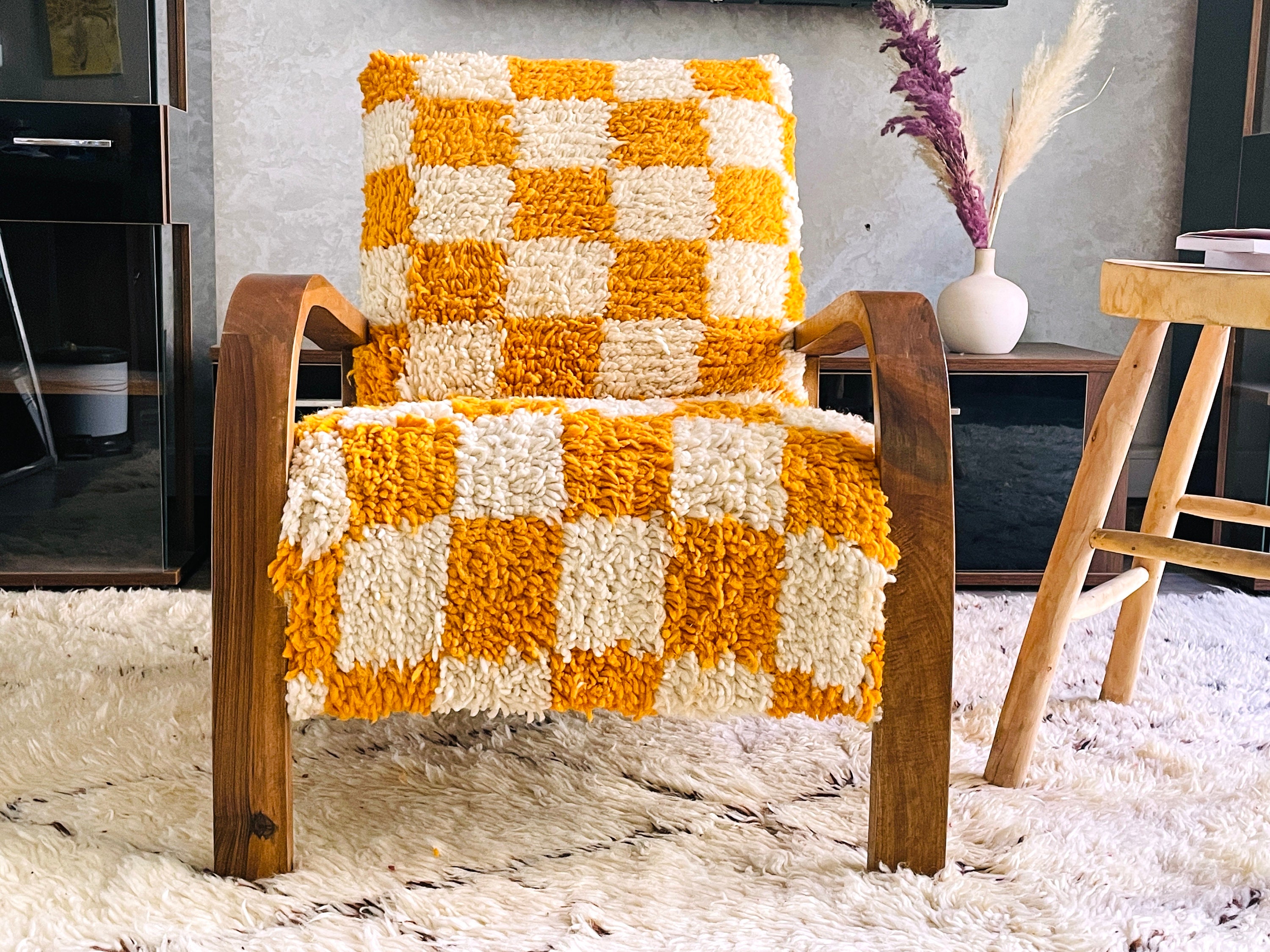 ミッドセンチュリーの木製セッセル、モロッコのキリムラグアームチェア