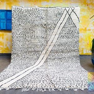 büscheliger BENIOURAIN-Teppich, Teppich für Schlafzimmer, marokkanischer Teppich, schwarz-weißer Teppich, handgewebter Teppich, Wollteppich, Berber Teppich
