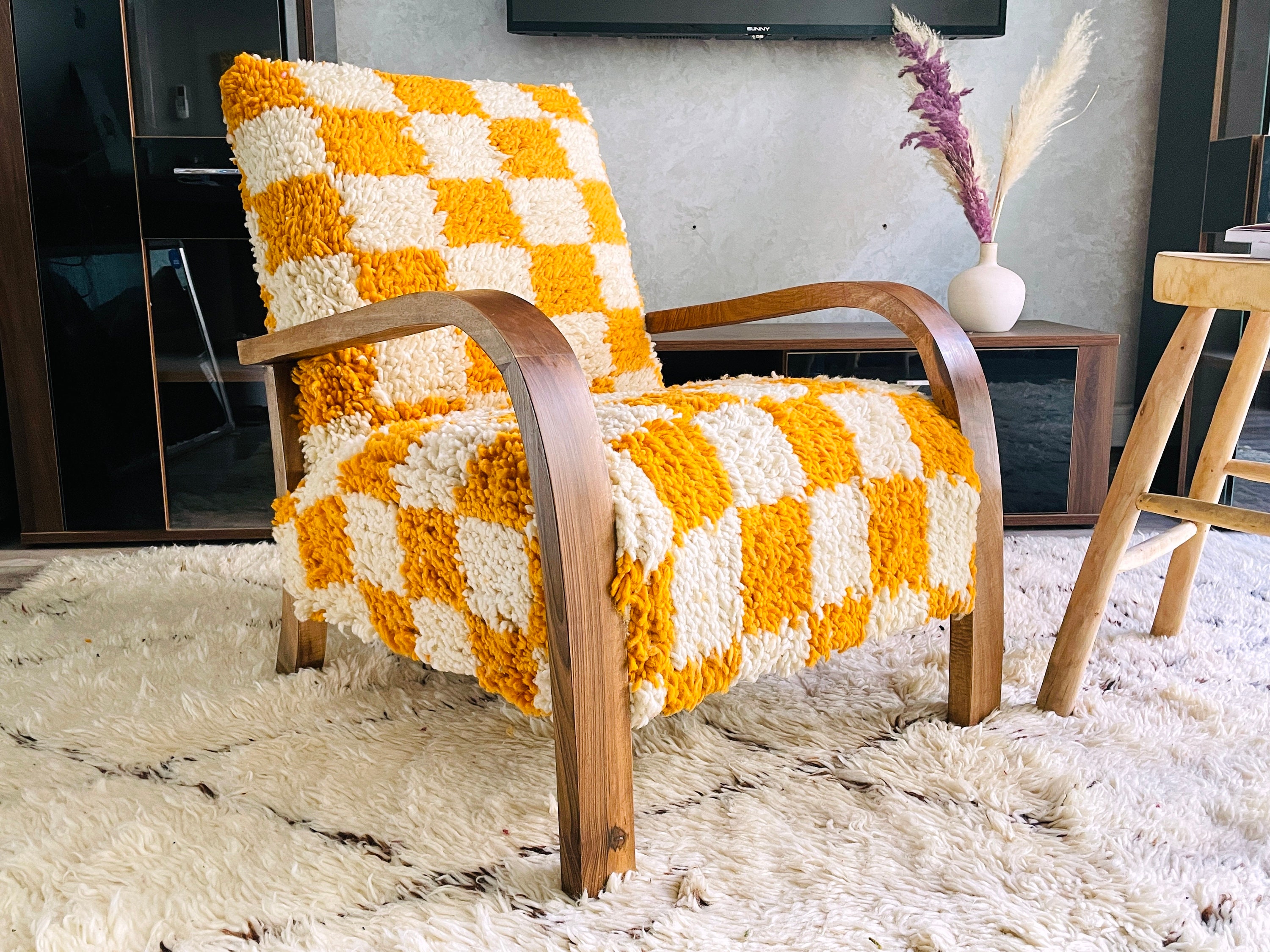 ミッドセンチュリーの木製セッセル、モロッコのキリムラグアームチェア