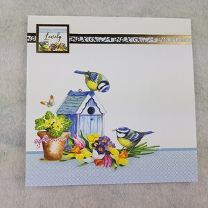 Eres la tarjeta Blooming Lovely con dos pájaros en la tarjeta