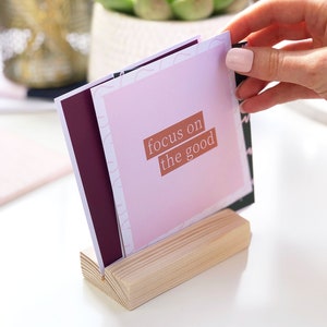 Inspirierende Zitat Drucke mit Holzständer | Positivität Geschenk für Sie, positive Affirmationen, Schreibtischzubehör, Frauen Schreibtisch Dekor