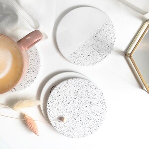 Posavasos de cerámica de terrazo moteado: accesorio de escritorio minimalista