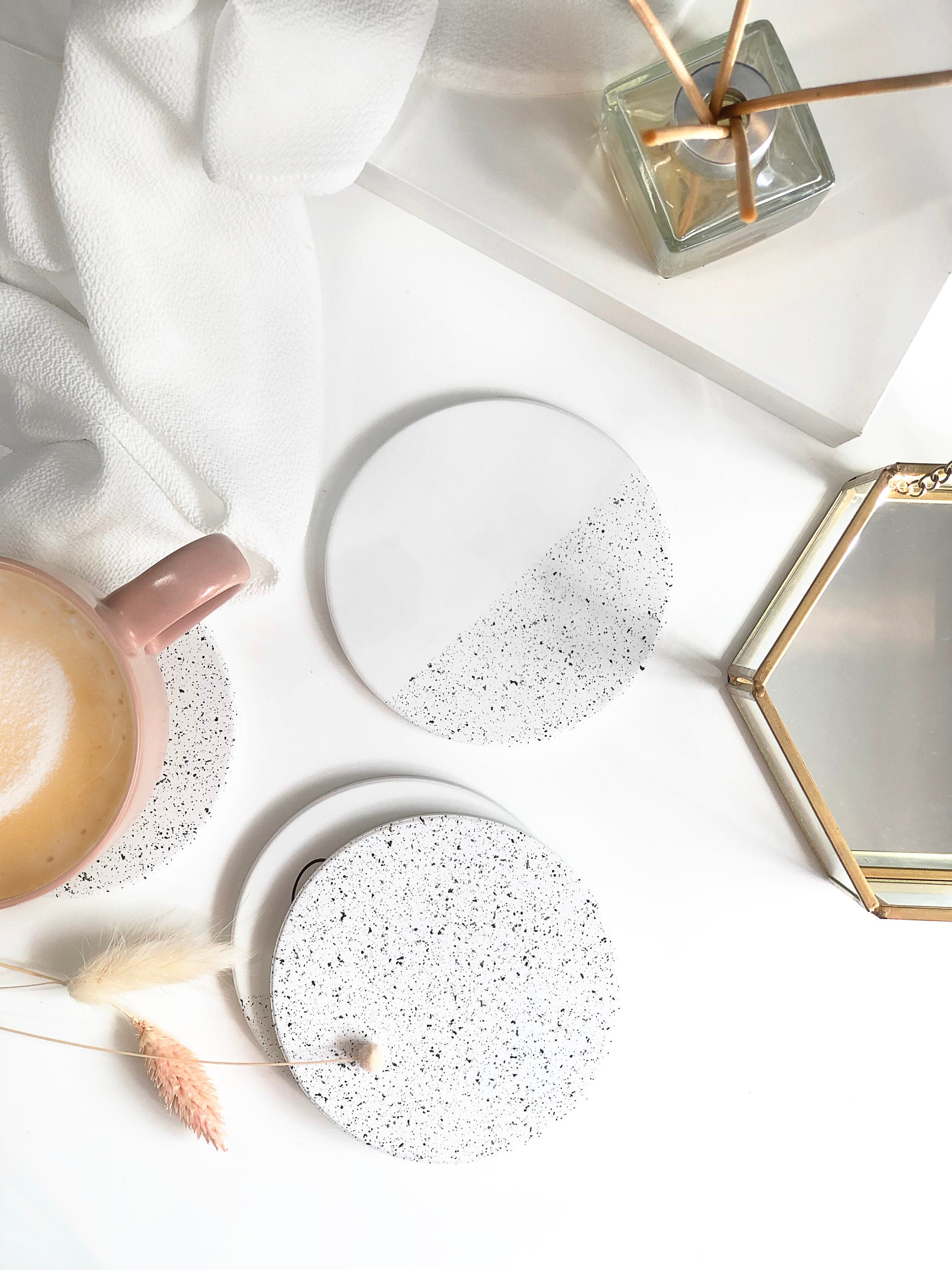 斑点模様のテラゾーセラミックコースターセット：ミニマリストなデスク