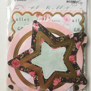Può includere: Un set di cornici per foto floreali rosa e dorate con la parola "ballet" scritta su di esse. Le cornici sono in una confezione di plastica con le parole "Photo Frames scrap&cup" in alto.