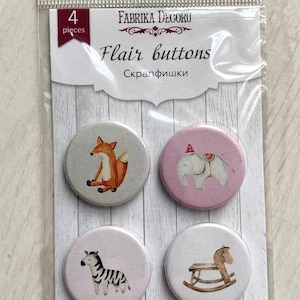 Könnte beinhalten: Vier Flair-Knöpfe mit Tierillustrationen. Die Knöpfe zeigen einen Fuchs, einen Elefanten, ein Zebra und ein Schaukelpferd. Die Knöpfe sind rund und haben einen hellen Hintergrund. Die Verpackung trägt die Aufschrift "Fabrika Dekoru" und "Flair buttons".