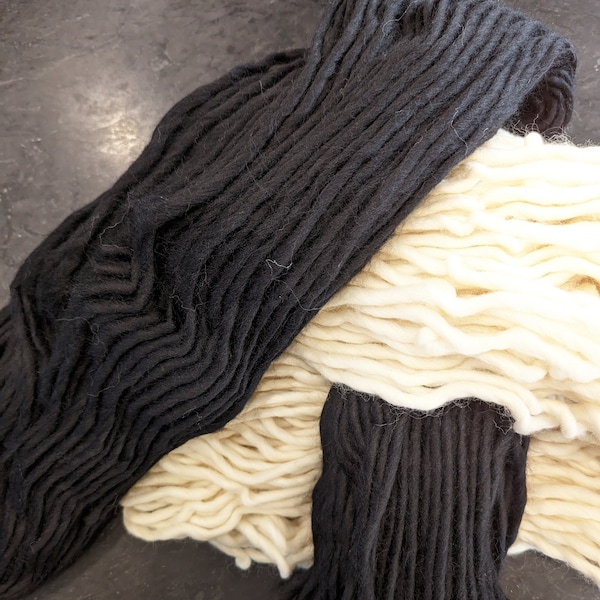 Super Chunky 100% Merino Yarn, Pencil roving - White & Black