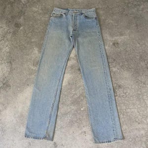 Jeans vintage Levi's 501 anni '90, slavati, effetto stonewashed, blu chiaro, distressed, sporchi, taglia 30x33.5