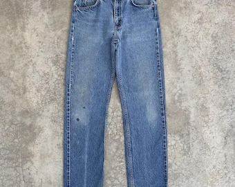 Talla 31x30.5. Vaqueros Levi's 505 vintage de los 90, con etiqueta naranja, corte regular, efecto desgastado y pierna recta.
