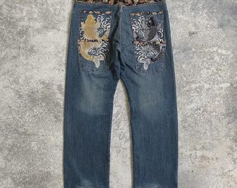 Jeans Sukajan de mezclilla bordados con diseño de pez koi y bolsillo apilado, estilo Karakuri Tamashii, talla 36 x 33,5