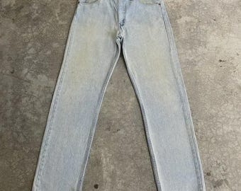 Jeans Levi's 505 de corte regular, pierna recta, desgastados, color azul claro, talla 34 x 32, años 90, de la década de 1990.