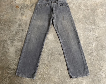 Vintage Levi's 501 Jeans aus den 80er Jahren, Größe 30x29, verwaschenes, aschgraues, abgenutztes und schmutziges Denim-Design.