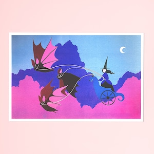 Peut inclure: Illustration fantaisiste d'une sorcière dans une calèche bleue tirée par des chauves-souris sur fond de ciel rose et bleu. Les chauves-souris ont des ailes roses et marron. Un croissant de lune est dans le ciel. La sorcière porte un chapeau noir et une robe bleue.