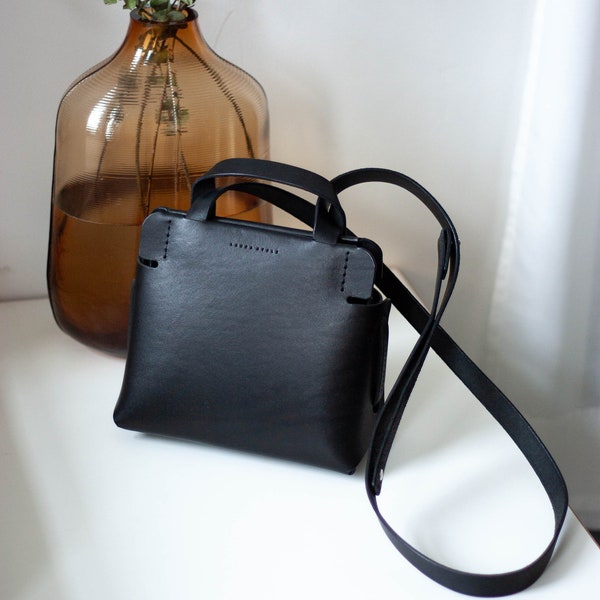 NORA klein | Handtasche // schwarz, aus pflanzlich gegerbtem Naturleder, Umhängetasche, Designertasche