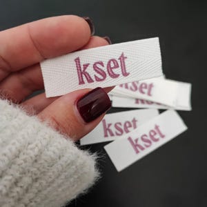 50-1000 Stück Köperband Bio-Baumwolle Etiketten Benutzerdefinierte farbige Stoffanhänger Bandetikett Weiche Baumwolletiketten Einnähen in Kleidungsetiketten