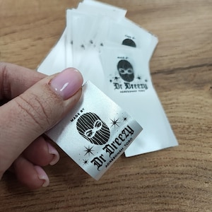 100 Etichette e cartellini personalizzati in tessuto Etichetta con nastro di raso Etichette personalizzate per abbigliamento Etichette per abbigliamento da cucire Etichette per abbigliamento Etichette personalizzate per articoli fatti a mano