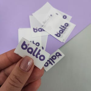 50-1000 stuks aangepaste kleurrijke stoffen labels en labels Onderhoudslabels full colour bedrukt Structureel satijnen lintlabel Ingenaaide kledinglabels
