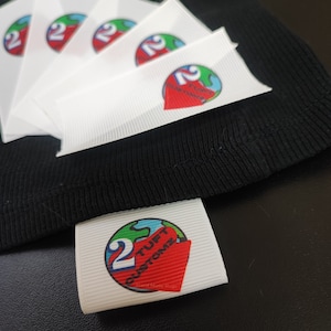 50-1000 stuks Op maat gemaakte kleurrijke stoffen labels en labels Onderhoudslabels full colour print Structureel satijnen lintlabel Innaaibare kledinglabels