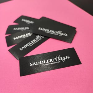 100 Etichette e cartellini personalizzati in tessuto Etichetta con nastro di raso Etichette personalizzate per abbigliamento Etichette per abbigliamento da cucire Etichette per abbigliamento Etichette personalizzate per articoli fatti a mano