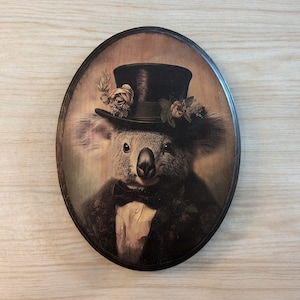 Mr Koala met hoge hoed Victoriaans portret - Vintage stijl Australische dierenmuurkunst - Houten decor plaquette - Handgemaakte fotooverdracht