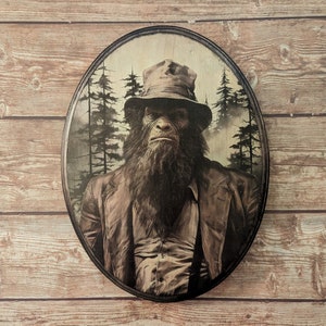 Retrato victoriano del Sr. Pie Grande - Arte de pared de madera estilo vintage de un críptido animal, Sasquatch o Yeti - Placa decorativa de madera - Hecho a mano
