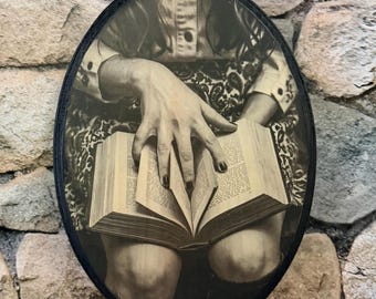 Sensuele lectuur - Intieme boekfotografie - Houten bord muurplaat - Handgemaakte foto transfer met houtinkt