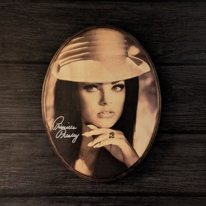 Signiertes Priscilla Presley Portrait - Modellierfoto auf Holz Wandrelief - Model Wandkunst - Handgemacht