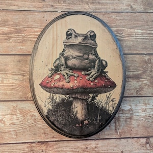 Portrait de grenouille sur un champignon - art mural animal style cottagecore vintage - plaque décorative en bois en bois - transfert photo fait main