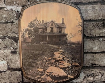 Arte mural de madera de una antigua casa abandonada - Fotografía de Urbex - Placa de madera hecha a mano - Arte mural oscuro y espeluznante