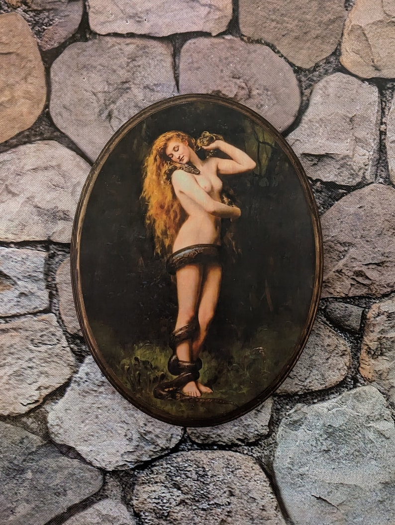 K&ouml;nnte beinhalten: Ein Gem&auml;lde einer Frau mit langen roten Haaren, die einen Schlangen-G&uuml;rtel tr&auml;gt, in einer Waldlandschaft.